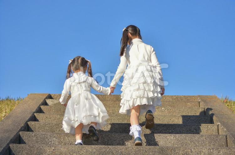 手を繋いで歩く子供たち 子供,繋ぐ,手を繋ぐの写真素材