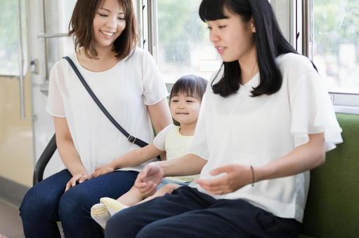 ママ友 母親 育児 電車  ママ友 母親 育児 電車  ママ友,女性,人物の写真素材