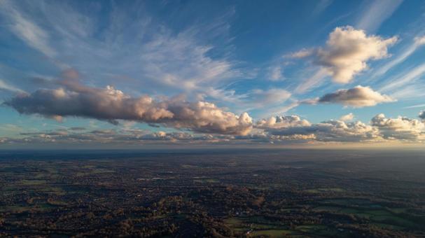 地平線に広がる、穏やかな午後の空 地平線に広がる、穏やかな午後の空の写真