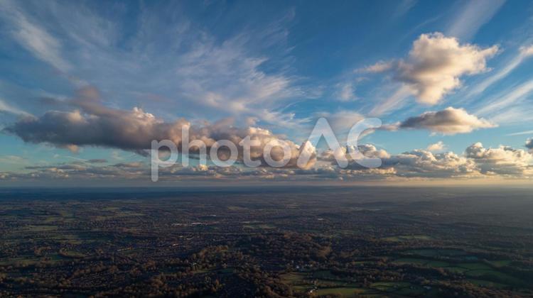 地平線に広がる、穏やかな午後の空 空,雲,青空の写真素材