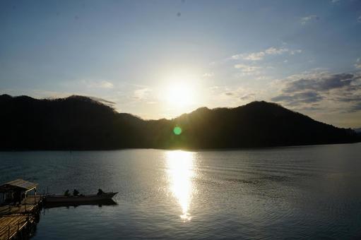 相模湖 遠景,夕暮れ,橋の写真素材