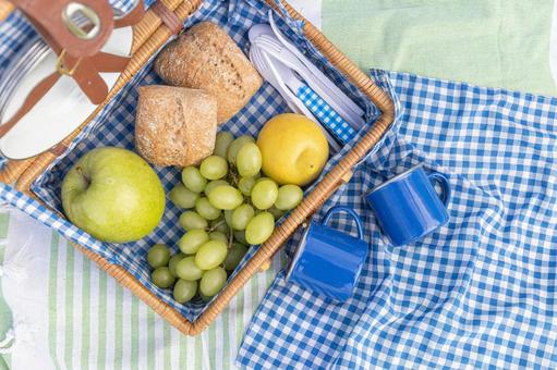 バスケットの中のフルーツや青のマグ ピクニックバスケット,ランチ,ぶどうの写真素材