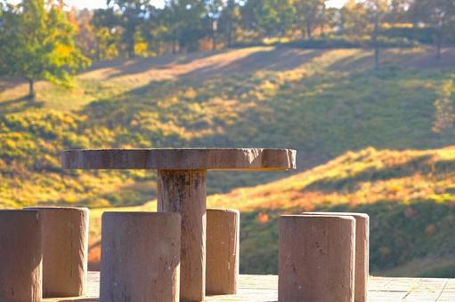 さわやかな高原の休憩スペース 丸テーブル,丸椅子,高台の写真素材