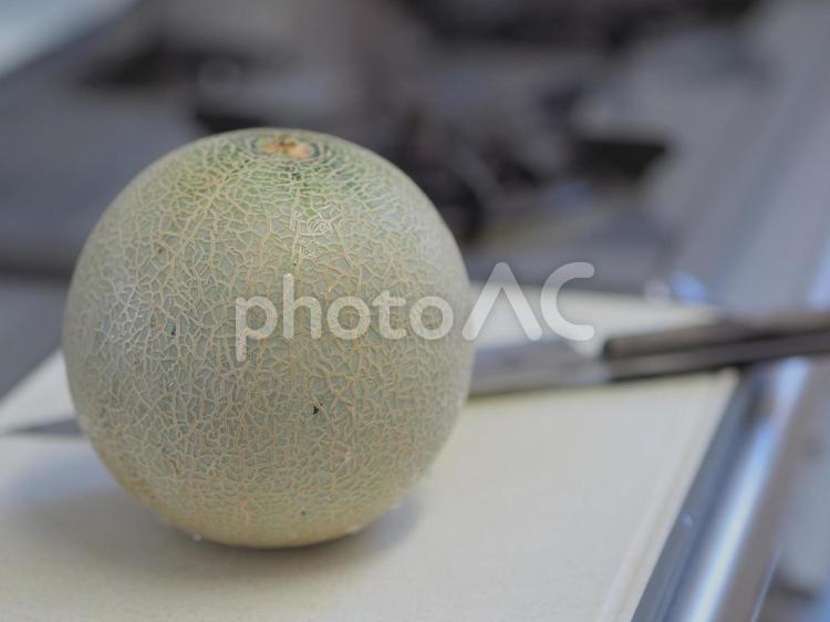 まな板の上のメロン メロン,丸ごと,一個の写真素材