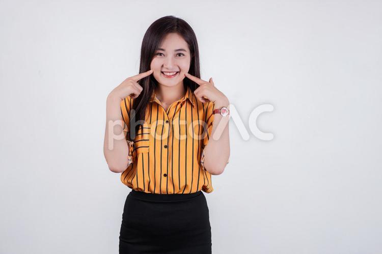 笑顔でポーズをとる女性 ベトナム人,女性,笑顔の写真素材