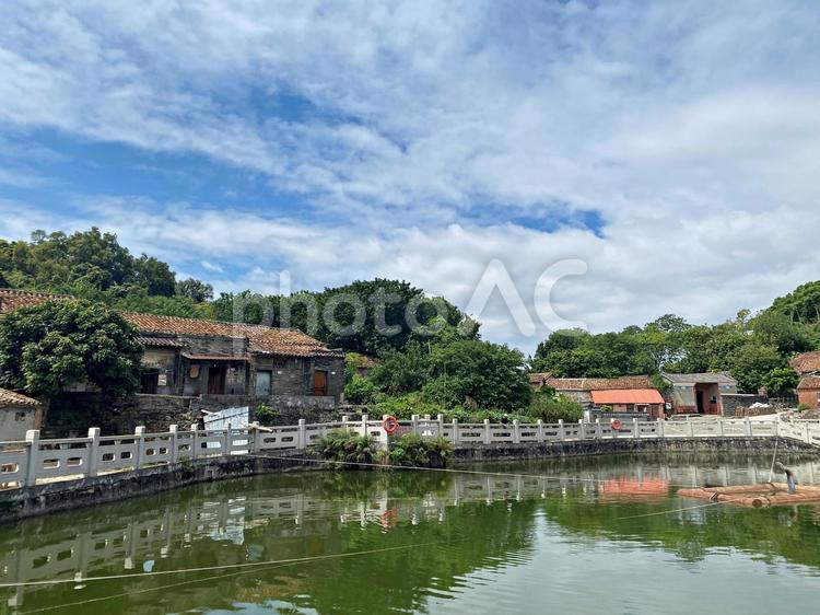 中国　池と古い建物 池,古民家,空の写真素材