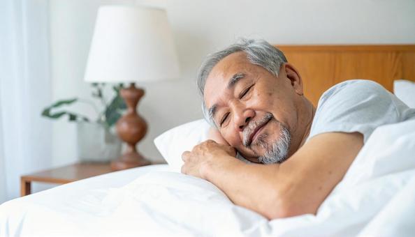 眠りにつくシニアの写真
