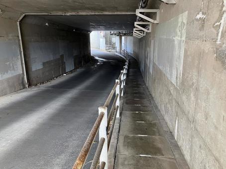 昼間の地下道 地下道,車道,歩道の写真素材