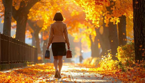紅葉の中のスーツ姿の女性社員の後ろ姿 紅葉の中のスーツ姿の女性社員の後ろ姿の写真