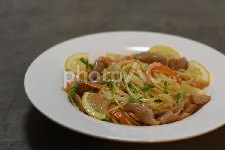 塩ホルモンのパスタ ホルモン,パスタ,レモンの写真素材