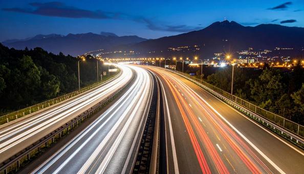 ヘッドライトの光の帯 ハイウェイの夜景 ヘッドライトの光の帯 ハイウェイの夜景 の写真