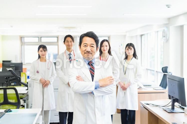 医療施設で働くスタッフ 白衣,医療従事者,医療スタッフの写真素材