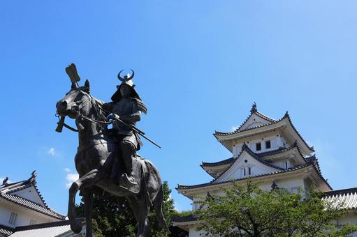 7月下旬の大垣城の天守と銅像 7月下旬の大垣城の天守と銅像の写真