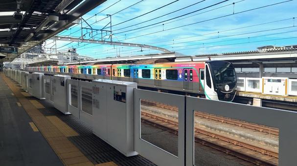 東急田園都市線　SDGsトレイン　高津駅 田園都市線,東急,高津駅の写真素材