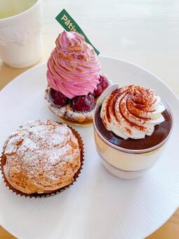 ３種類のケーキ デザート,ケーキ,パティスリーの写真素材