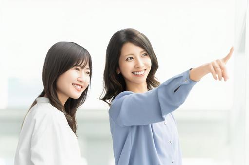 2人の女性・ビジネスウーマン 2人の女性・ビジネスウーマン 女性,2人,微笑むの写真素材