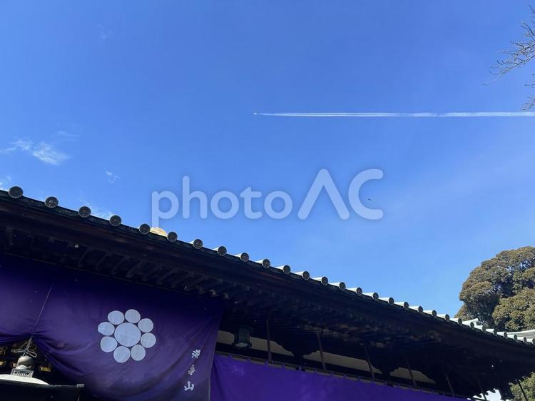 密蔵院と飛行機雲 密蔵院,屋根,瓦の写真素材