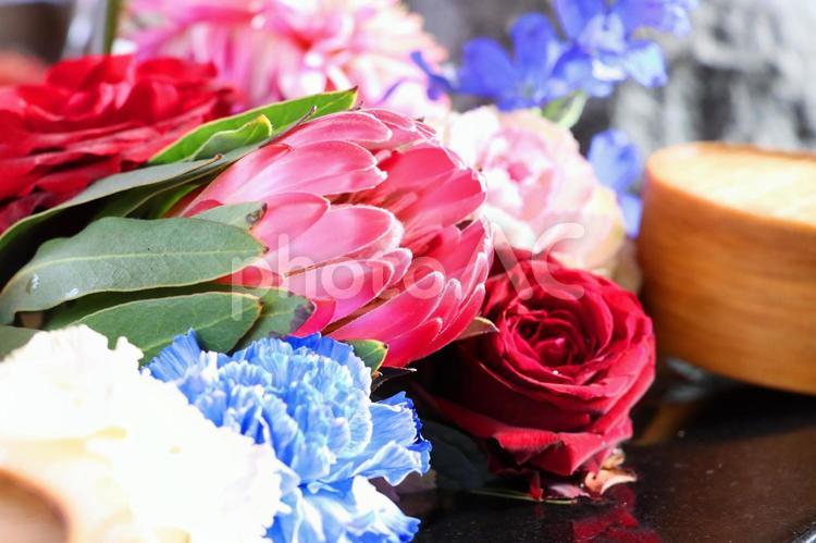 光を受ける花手水の色とりどりの花 花手水,アップ,プロテアの写真素材