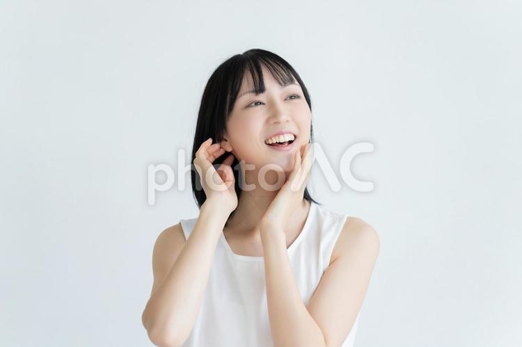 白い服を着た若い女性　美容・健康イメージ 女性,美容,健康の写真素材