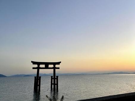白髭神社と琵琶湖 夕映え,夕方,神社の写真素材