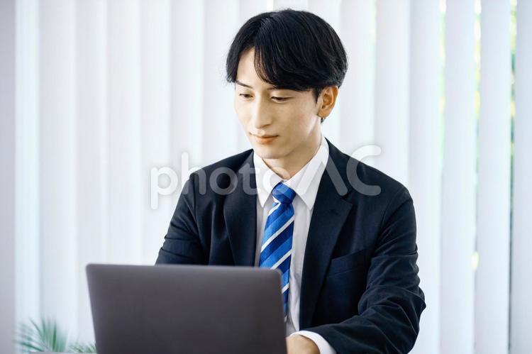 ノートパソコン　ビジネスマン　会社　 ビジネスマン,ノートパソコン,仕事の写真素材