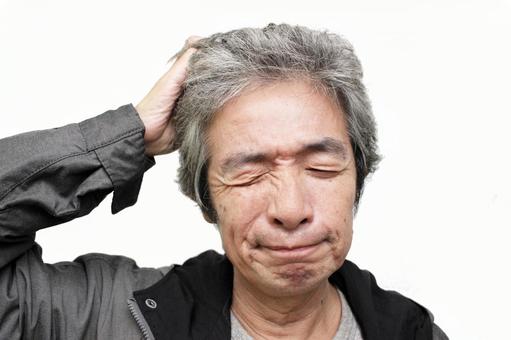 悩むシニア男性 シニア,シニア男性,シニアサラリーマンの写真素材