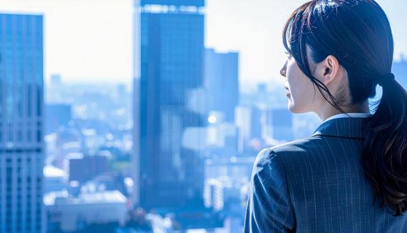 未来を見つめ希望を抱くビジネスマン後ろ姿 未来を見つめ希望を抱くビジネスマン後ろ姿の写真