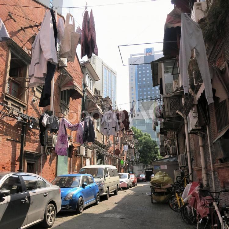 アジア　街並み　洗濯物 街並み,通り,路地裏の写真素材