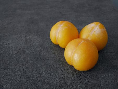 黄色いプラム「峰満イエロー」３個、右寄せ 峰満イエロー,イエロープラム,プラムの写真素材