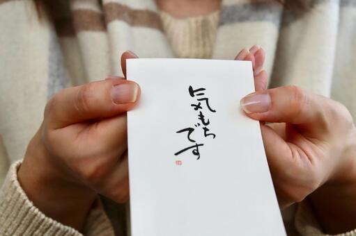 ポチ袋を持つ女性 ポチ袋,お小遣い,お祝いの写真素材