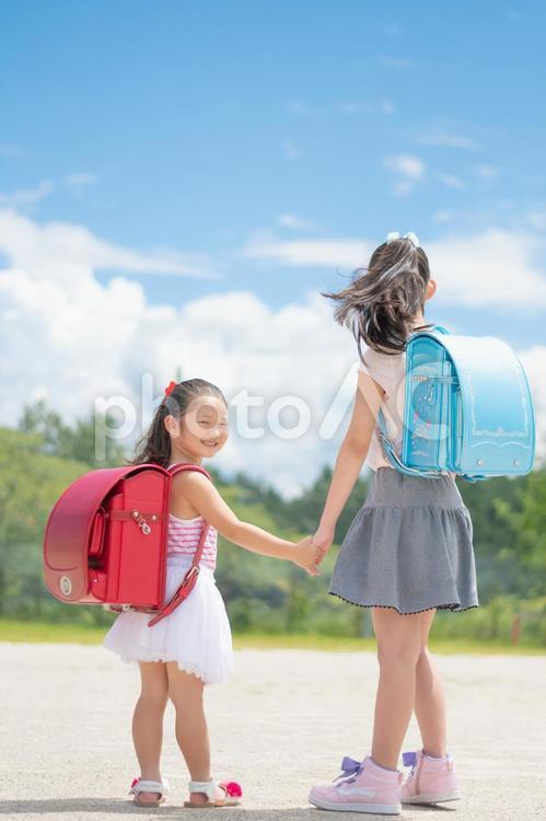 小学生の子供たち 小学生,女の子,笑顔の写真素材