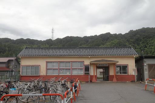 JR高山本線、西富山駅、駅舎 jr,jr西日本,高山本線の写真素材