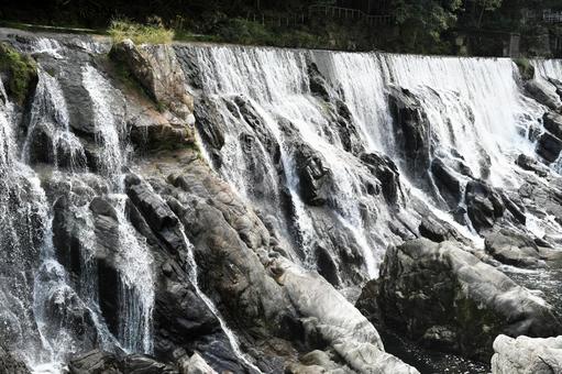 ダムのように流れ落ちる長篠堰堤の流水 ダムのように流れ落ちる長篠堰堤の流水 長篠,堰堤,水流の写真素材