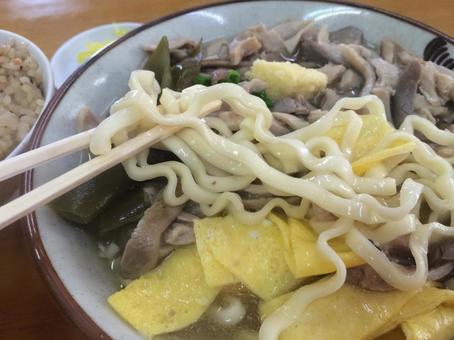 中身そば(沖縄そば)の太縮れ麺の麺リフト 中身そば(沖縄そば)の太縮れ麺の麺リフト 中身そば,沖縄そば,豚の写真素材