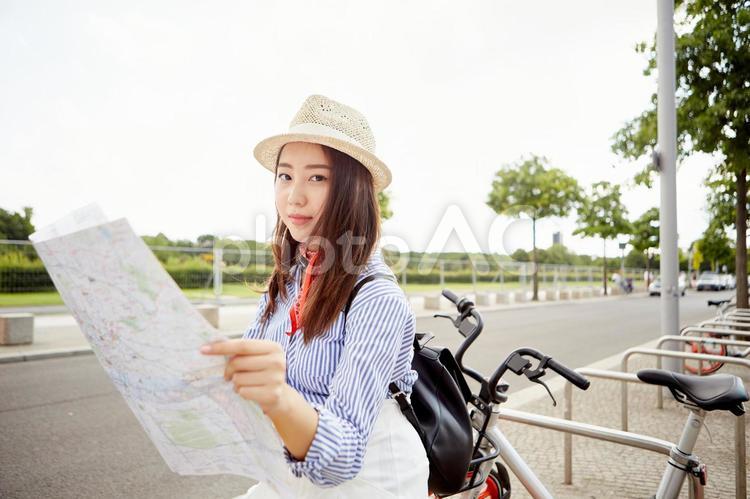 地図を見る海外旅行中の女性35 海外旅行,女性,日本人の写真素材