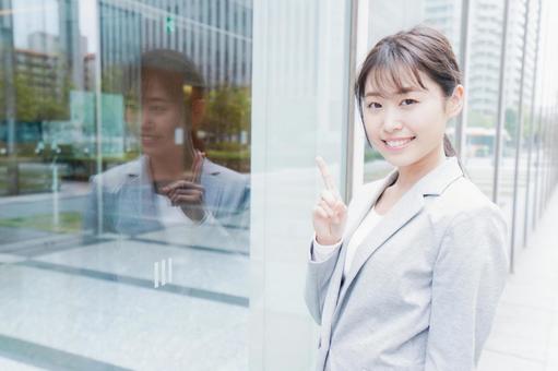 オフィス街を歩く若いビジネスウーマン オフィス街を歩く若いビジネスウーマン お昼,合間,コピースペースの写真素材