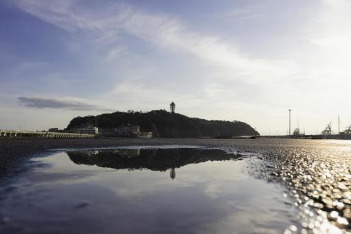 水たまりに映る江の島 水たまりに映る江の島 水たまり,反射,江の島の写真素材