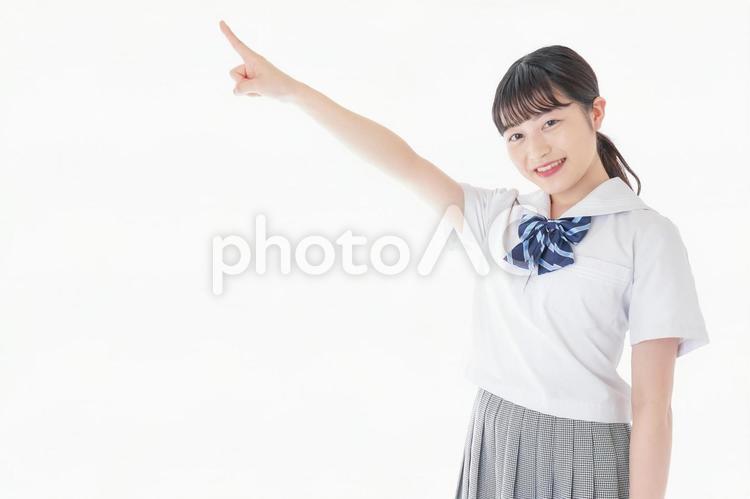 上を指差す制服を着た女子学生 案内,白背景,地図の写真素材