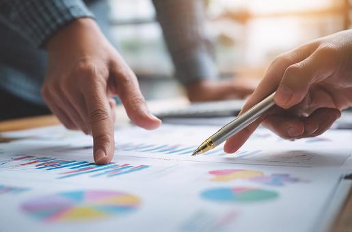 チームで業績について議論する様子の写真