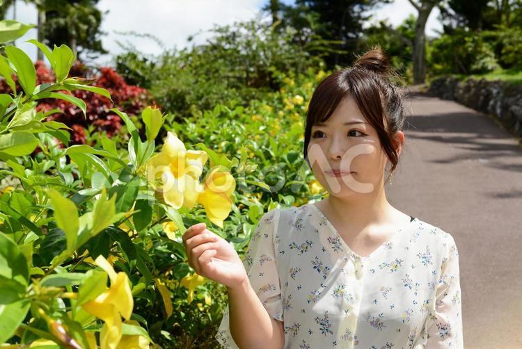 自然の中で微笑む女性 女性,自然,ナチュラルの写真素材