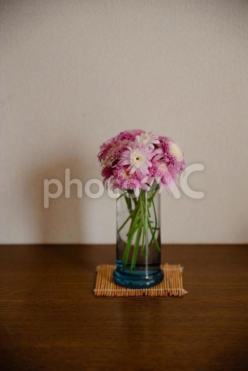 花瓶　花束　ブーケ マーガレット,ピンクの花,花の写真素材