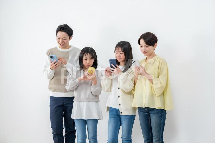 携帯を持つ家族 暮らし,子育て,キャンペーンの写真素材