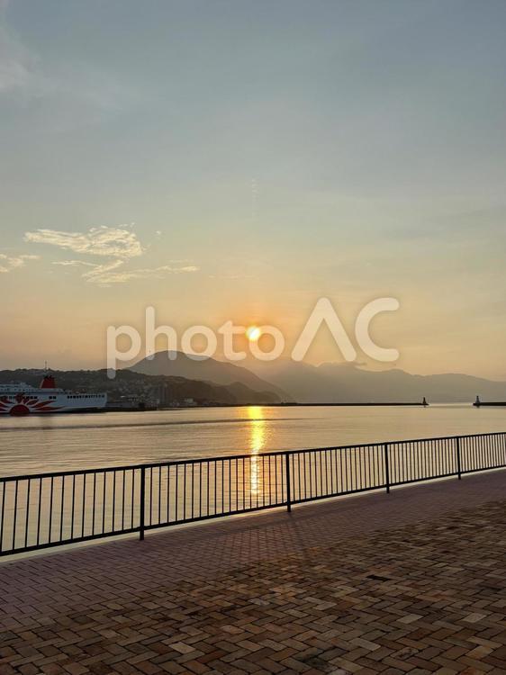 大分 港から望む別府湾と高崎山に沈む夕日 大分,別府湾,高崎山の写真素材