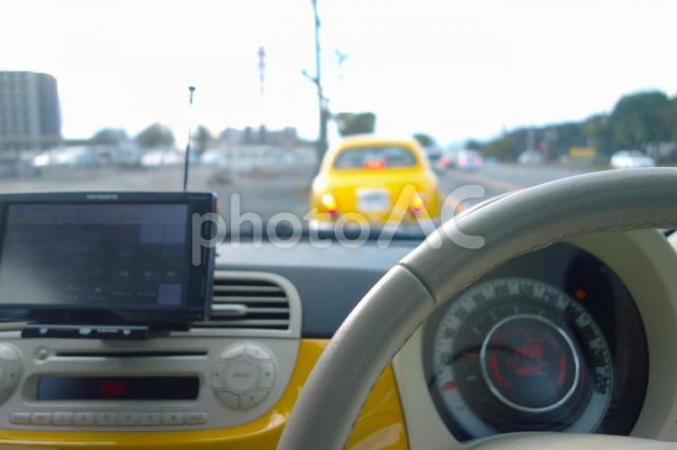 イエローカーの前にイエローカー 車,黄色,黄色い車の写真素材