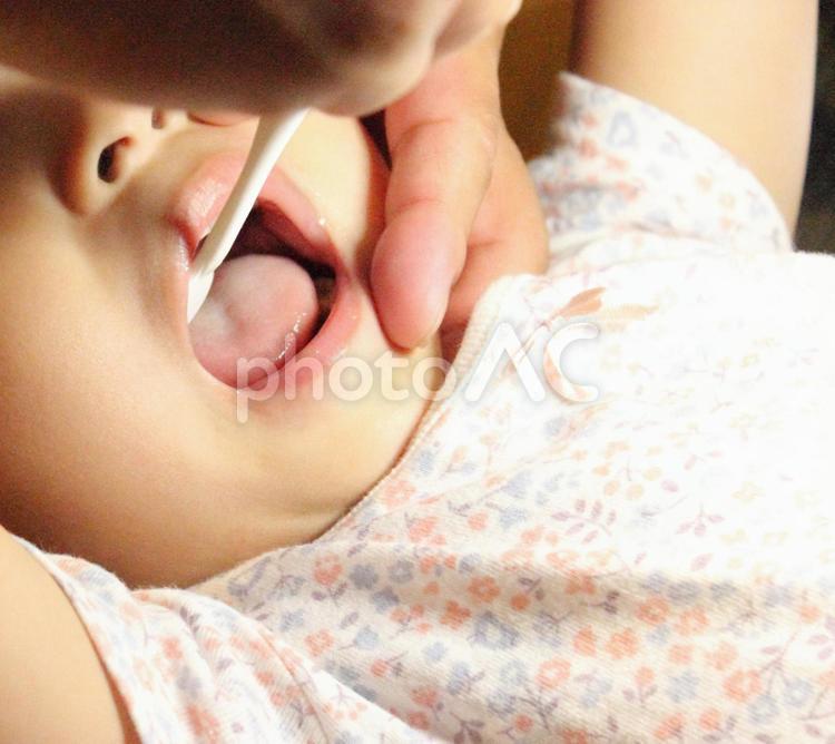 仕上げ磨き　はみがき　あーん　子供 仕上げ磨き,はみがき,子供の写真素材