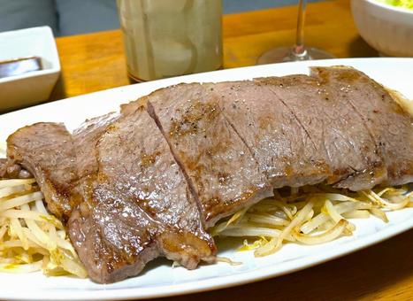 和牛ステーキと付け合わせもやし 和牛ステーキと付け合わせもやし 近江牛,a5ランク,ステーキの写真素材