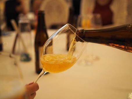 グラスに注ぐ グラスに注ぐ ビール,注ぐ,グラスの写真素材
