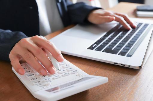 計算機を使う手元　ビジネスイメージ 計算機,電卓,計算の写真素材