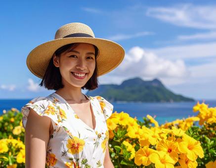夏旅の彼女・夏空と黄色いハイビスカス 夏旅の彼女・夏空と黄色いハイビスカスの写真