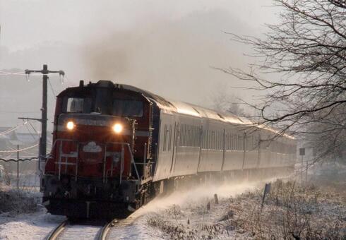 朝日を浴びて 雪景色,雪,ブルートレインの写真素材